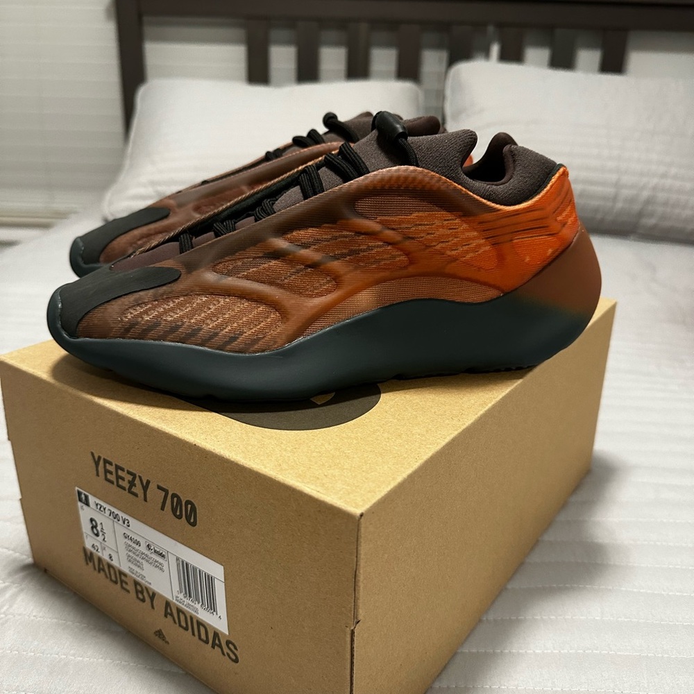 Adidas Yeezy 700 V3 Sneakers